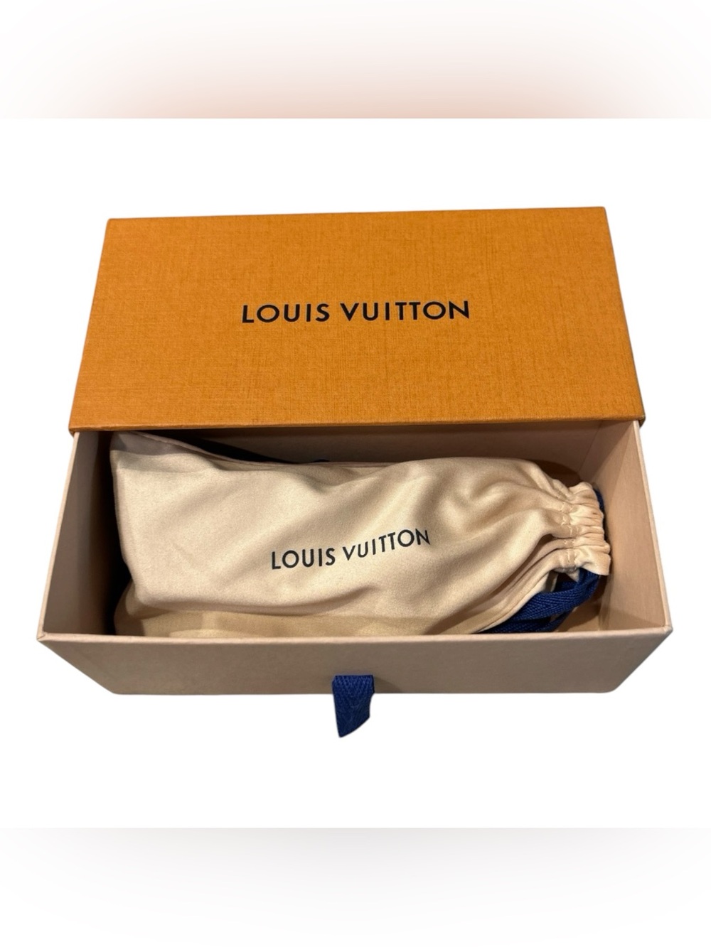 Louis Vuitton Lilac Rectangular Sunglasses with White Temples - Picture 4 of 15